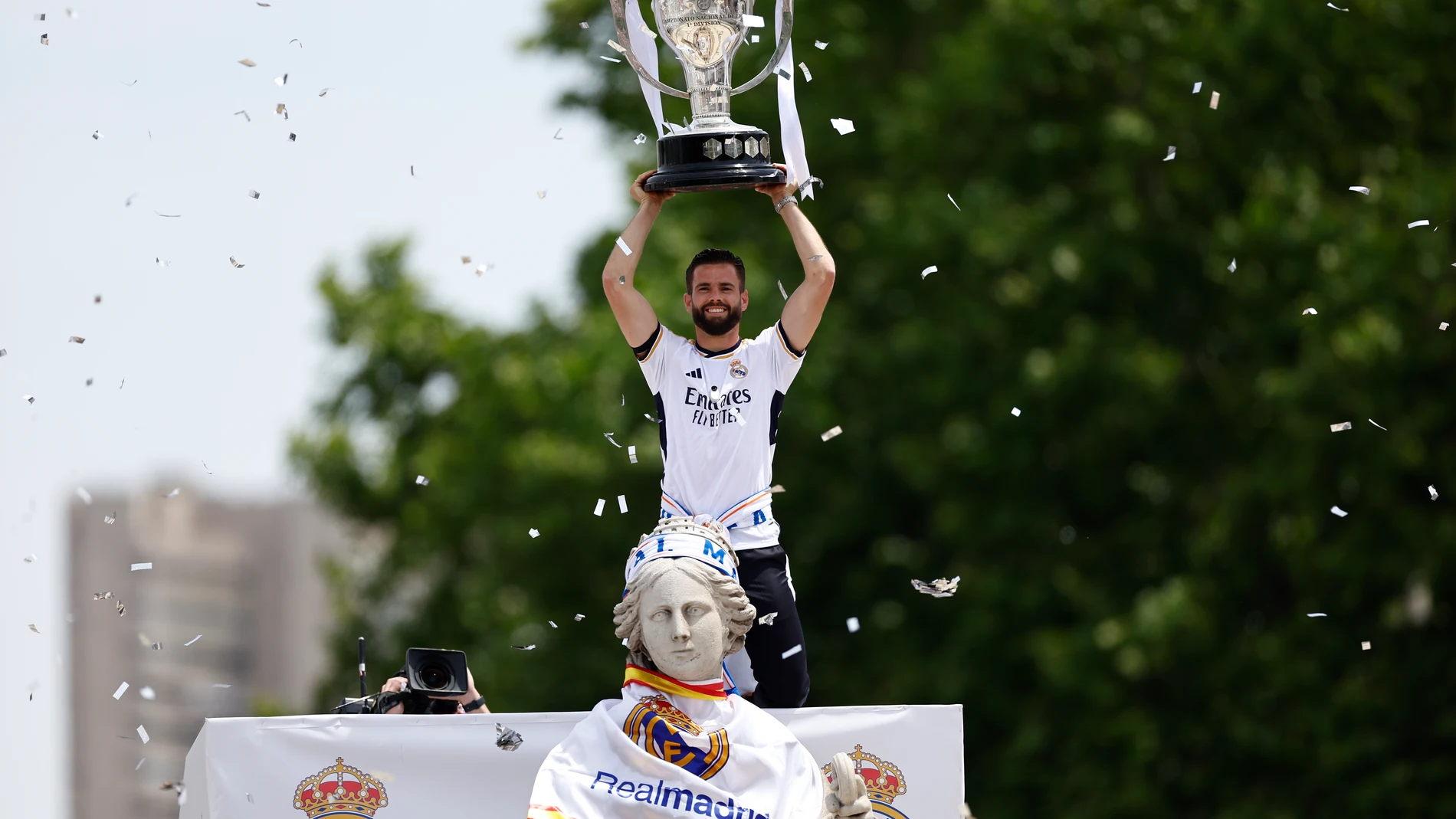 MADRID, 12/05/2024.- El capitán del Real Madrid, Nacho Fernández, levanta la copa junto a la diosa Cibeles durante la celebración con aficionados de la trigésimo sexta Liga, este domingo en la plaza de Cibeles. EFE/Rodrigo Jiménez