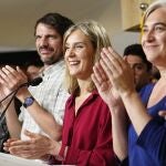  La candidata de Comuns Sumar a la presidencia de la Generalitat, Jéssica Albiach (c) acompañada por el ministro de Cultura, Ernst Urtasun y por la exalcaldesa de Barcelona, Ada Colau, durante una comparecencia ante los medios para valorar los resultados de las elecciones catalanas, este domingo en Barcelona. 