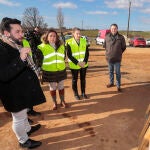 La consejera de Movilidad María González Corral durante la visita a una carretera de la provincia de León