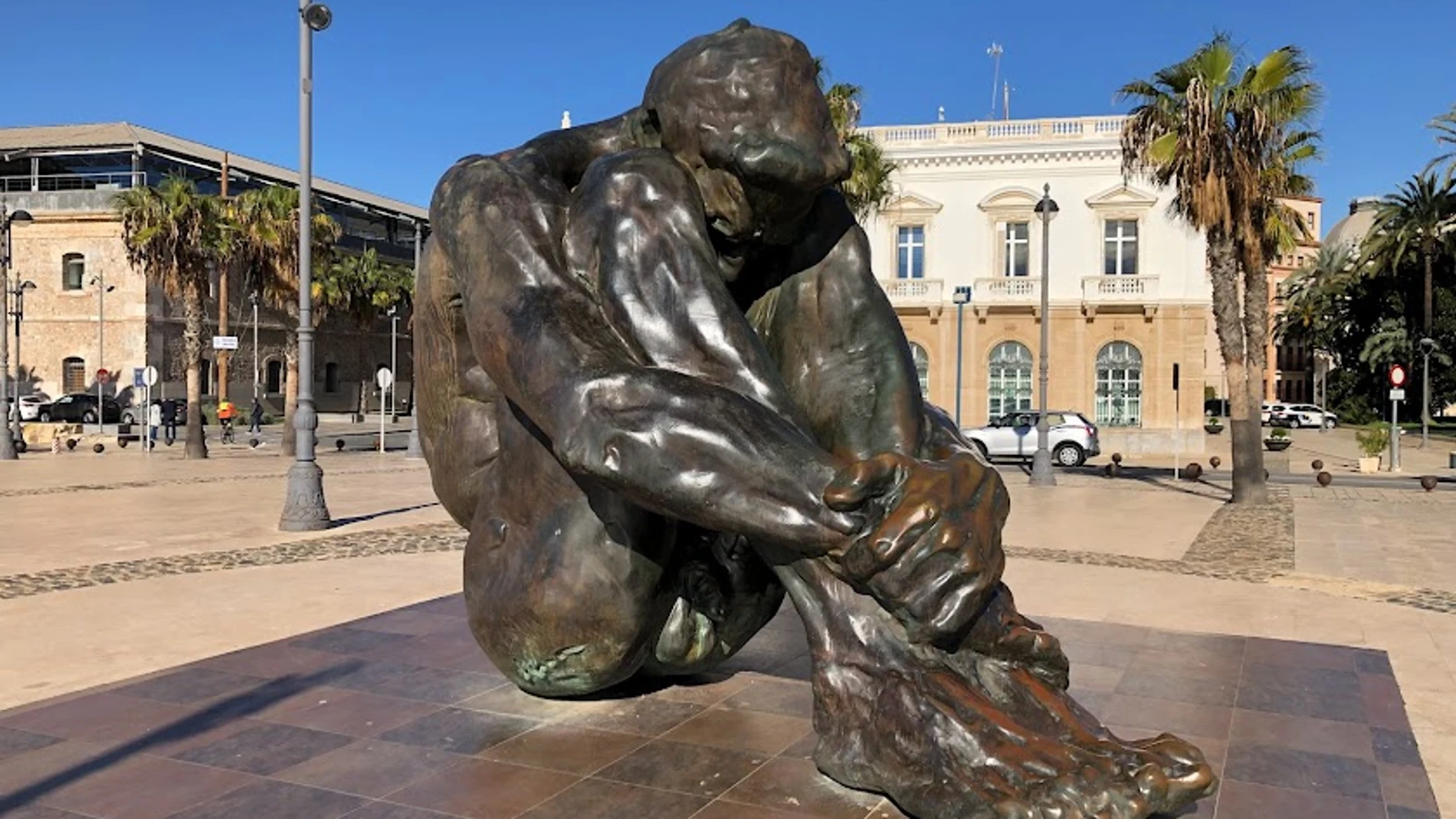 La imagen de un hombre abrazándose a sí mismo es una de las más destacadas de España