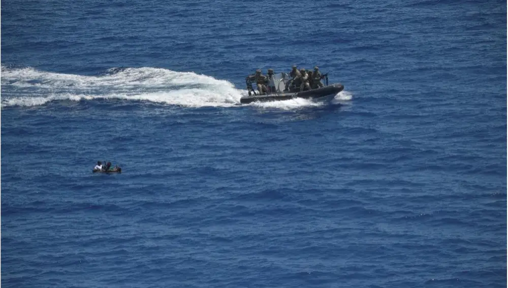 El equipo de seguridad de la "Canarias" se acerca a rescatar a varios de los piratas