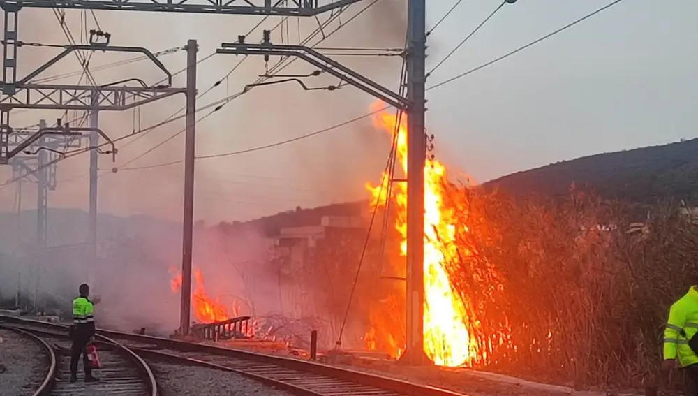 Imagen del incendio provocado en la línea férrea tras los sabotajes en Rodalíes