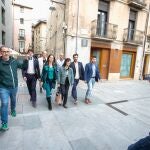 La candidata de Aliança Catalana por Girona, Sílvia Orriols (3d), y el candidato de Aliança Catalana por Barcelona, Lluís Areny (2d) a su llegada al seguimiento de la jornada electoral de elecciones autonómicas de Cataluña, a 12 de mayo de 2024, en Ripoll, Girona, Catalunya.