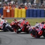 Martín, Bagnaia y Márquez, juntos durante su duelo en Le Mans