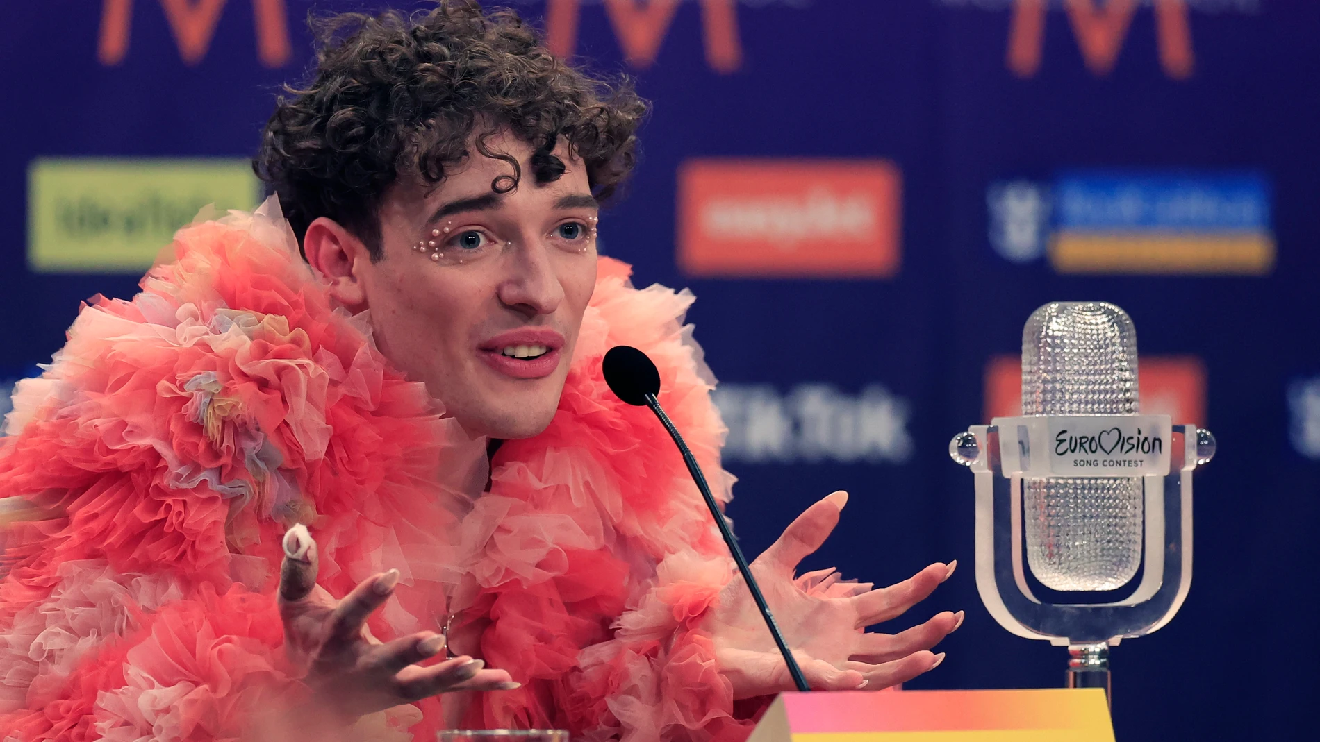 Malmo (Sweden), 11/05/2024.- This year's winner Nemo representing Switzerland during the press conference after the final of the 68th edition of the Eurovision Song Contest (ESC) at the Malmo Arena, in Malmo, Sweden, 11 May 2024. (Suecia, Suiza) EFE/EPA/Andreas Hillergren SWEDEN OUT