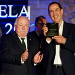 El XXIX Premio de Novela Fernando se falla este jueves. En la imagen, en ganador de la última edición, Roberto Santiago, junto al presidente del Parlamento andaluz, Jesús Aguirre