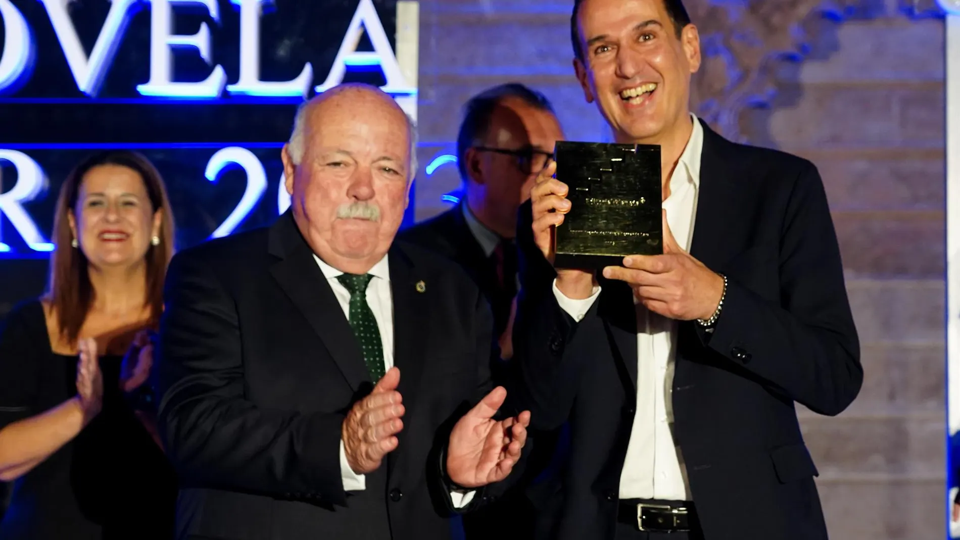 El XXIX Premio de Novela Fernando se falla este jueves. En la imagen, en ganador de la última edición, Roberto Santiago, junto al presidente del Parlamento andaluz, Jesús Aguirre