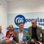 Vázquez atiende a la prensa junto a Paloma Sanz y Miguel Ángel de Vicente
