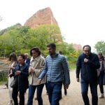 El secretario general del PSOE de Castilla y León, Luis Tudanca, el presidente del Consejo Comarcal de Bierzo, Olegario Ramón, y el alcalde de Carucedo, Alfonso Fernández, hacen un recorrido por el Monumento Natural de Las Médulas