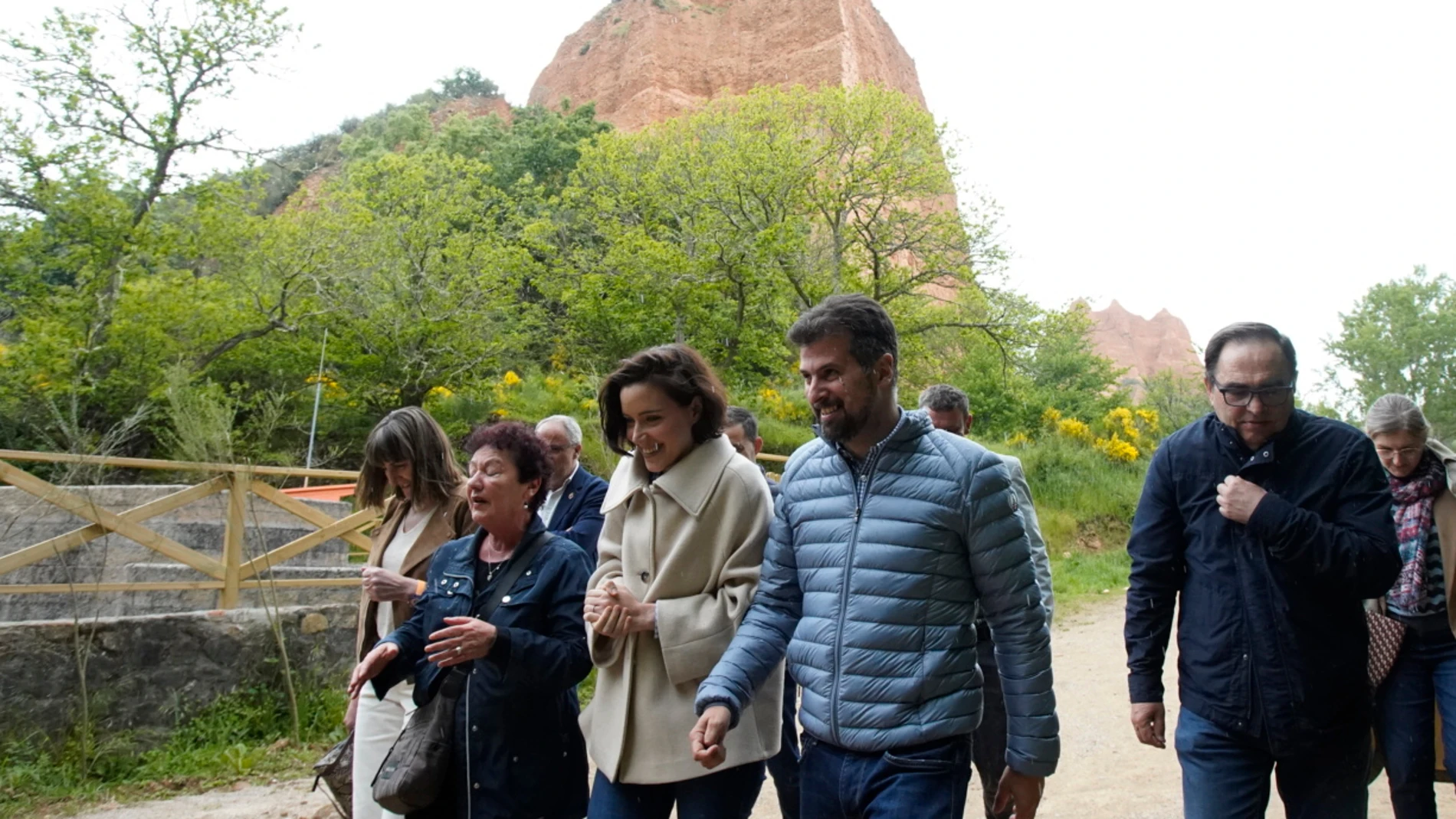 El secretario general del PSOE de Castilla y León, Luis Tudanca, el presidente del Consejo Comarcal de Bierzo, Olegario Ramón, y el alcalde de Carucedo, Alfonso Fernández, hacen un recorrido por el Monumento Natural de Las Médulas