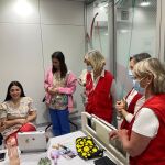 Debido a sus ingresos y visitas hospitalarias, Julia ha establecido un vínculo y una relación de confianza con enfermeras y voluntarios