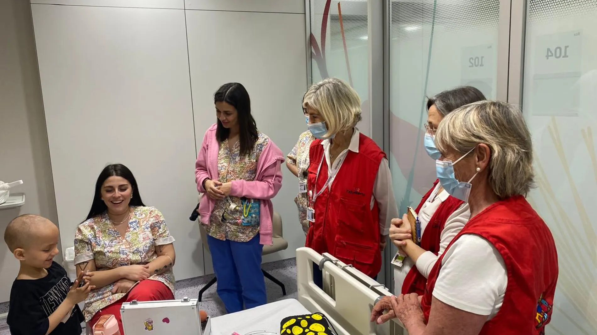 Debido a sus ingresos y visitas hospitalarias, Julia ha establecido un vínculo y una relación de confianza con enfermeras y voluntarios