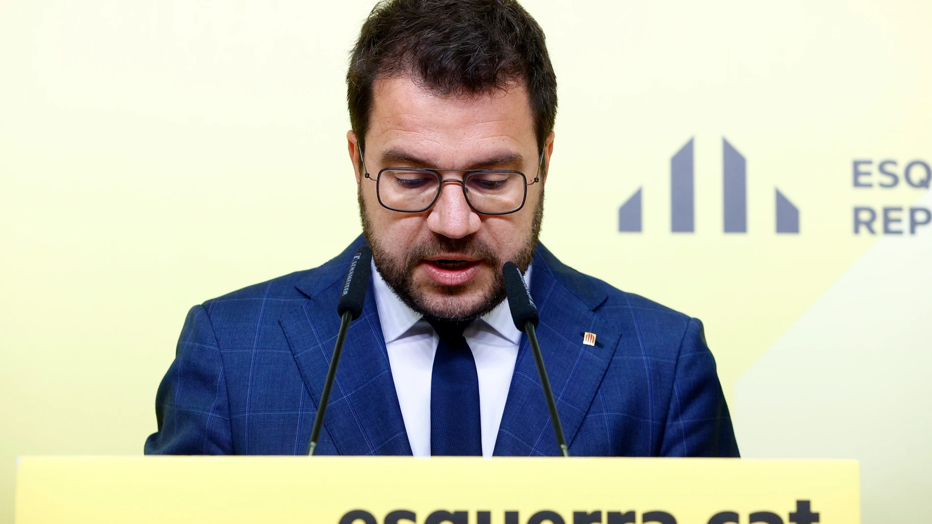 GRAFCAT4254. BARCELONA, 13/05/2024.- El presidente de la Generalitat en funciones, Pere Aragonès, durante la rueda d eprensa que ha ofrecido este lunes en la que ha anunciado que abandonará la primera línea política y no recogerá el acta de diputado tras la debacle de ERC en las elecciones al Parlament, en las que los republicanos han retrocedido 13 escaños, hasta quedarse con 20. EFE/Quique García