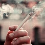Una persona fumando