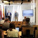El consejero de Medio Ambiente, Universidades, Investigación y Mar menor, Juan María Vázquez, junto al investigador y catedrático de Ecología de la Universidad de Murcia, Ángel Pérez Ruzafa, en la presentación del informe