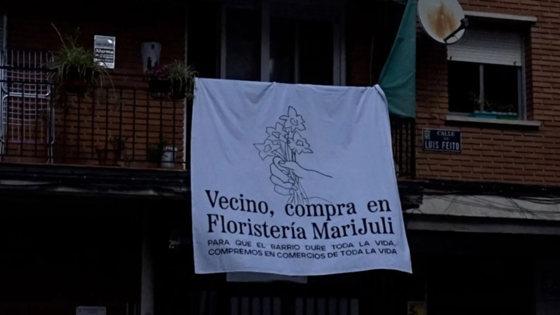 En Villaverde Alto, las sábanas se convierten en lienzos para apoyar el comercio local