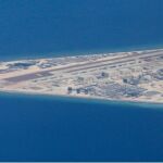 Estructuras chinas y una pista de aterrizaje en el arrecife artificial Subi en el archipiélago de las Spratly en el Mar de China Meridional. 