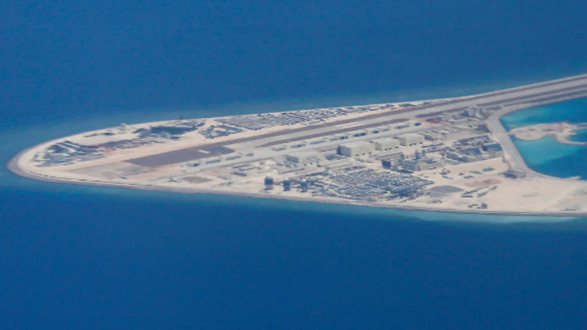 Estructuras chinas y una pista de aterrizaje en el arrecife artificial Subi en el archipiélago de las Spratly en el Mar de China Meridional.