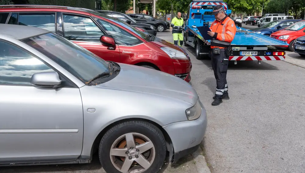 Retirada de vehiculos abandonados por la grua del Ayuntamiento de Madrid del area de Movilidad. David Jar