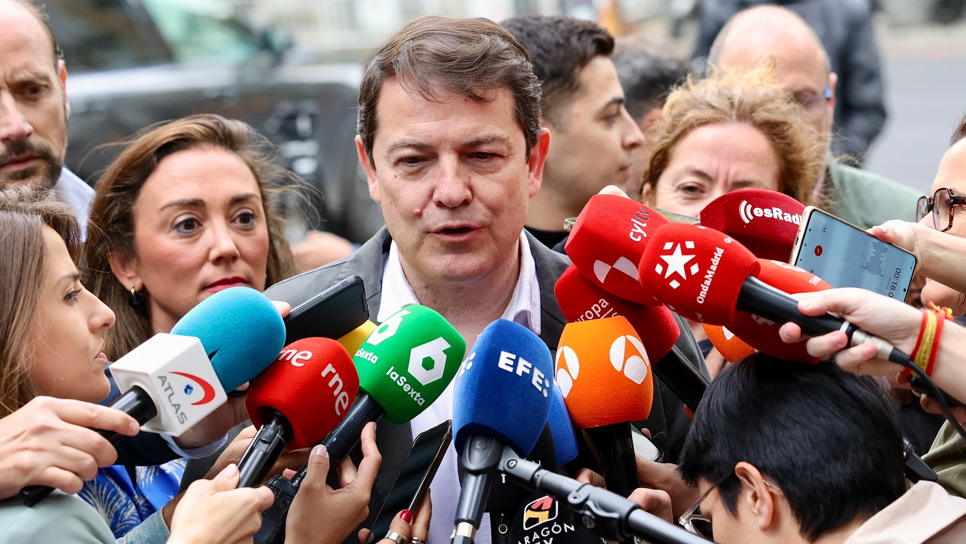 Mañueco atiende a la prensa a su llegada a la sede del PP en la calle Génova