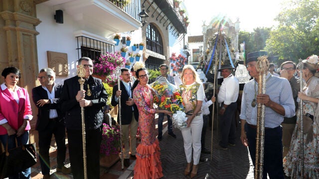 La alcaldesa de Marbella, Ángeles Muñoz, durante la ofrenda floral en la puerta del Ayuntamiento 