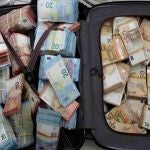 Dinero en efectivo incautado por la Guardia Civil en la operación 'Aparcero' en Iniesta (Cuenca)