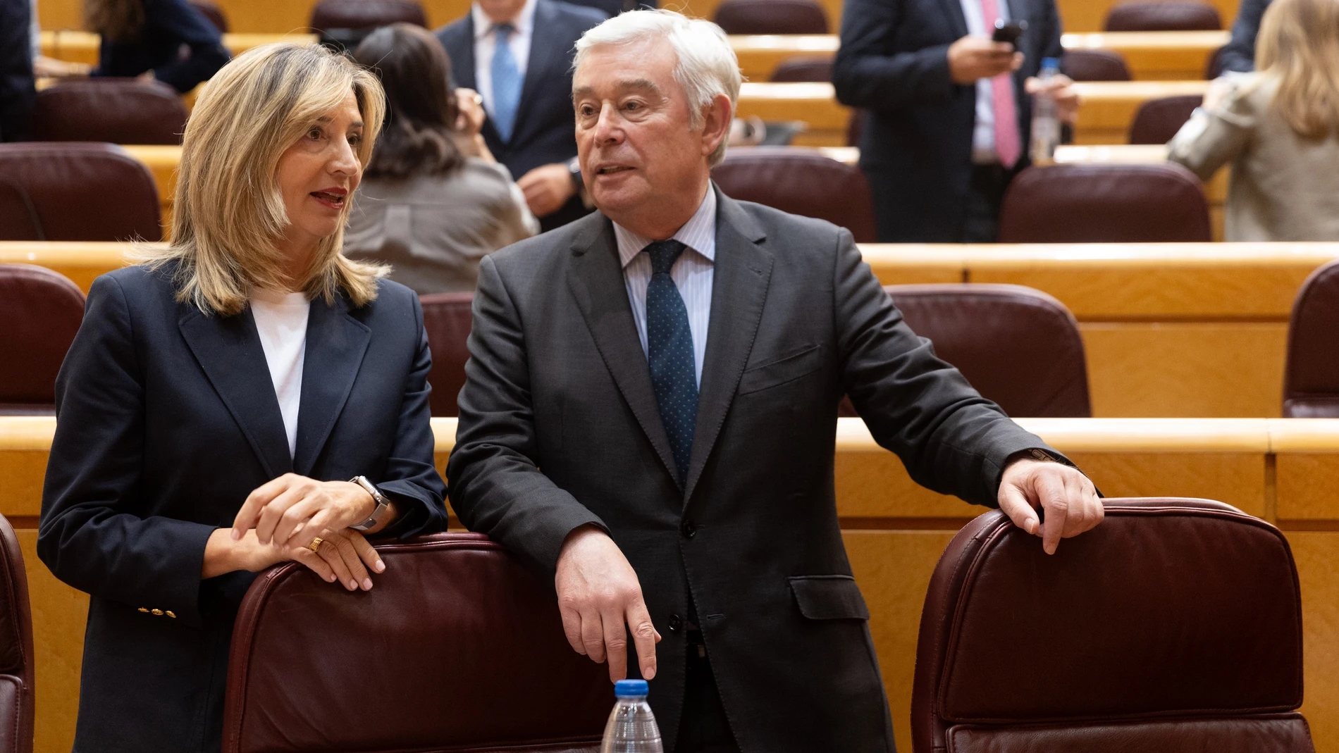 La portavoz del Partido Popular en el Senado, Alicia García Rodríguez, conversa durante una sesión plenaria, en el Senado, a 14 de mayo de 2024, en Madrid (España). La Ley de Amnistía da hoy su último paso en el Senado, cuando el PP hará valer su mayoría absoluta en la Cámara para aprobar el veto --enmienda a la totalidad-- a esta norma, que pactó el PSOE con las formaciones independentistas, por lo que tendrá que volver al Congreso para que el Gobierno y sus socios parlamentarios levanten e...