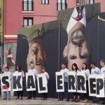 Sortu equipara al Rey con Franco en su visita a Hernani 