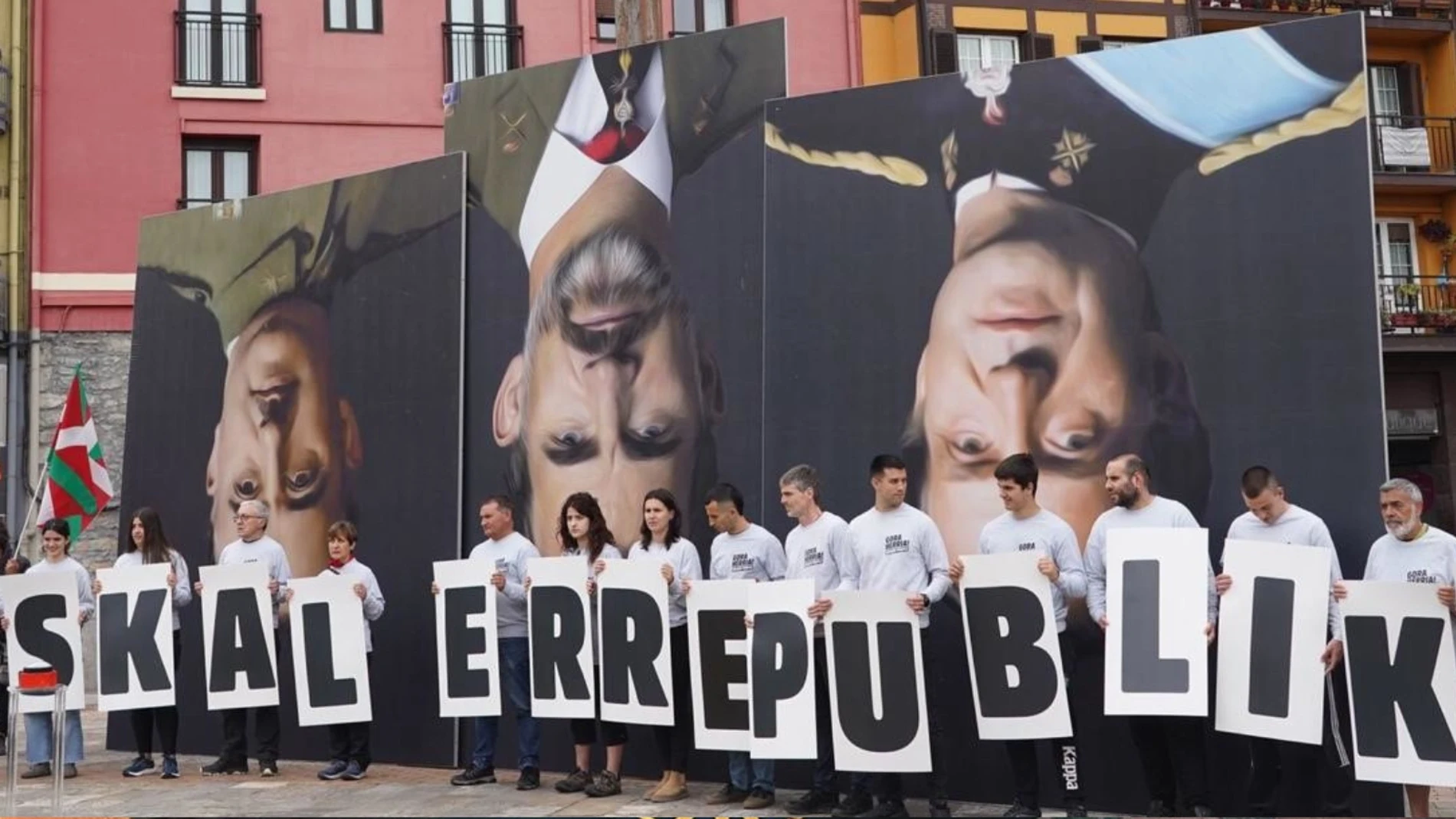 Sortu equipara al Rey con Franco en su visita a Hernani