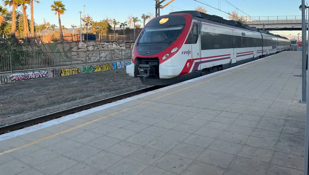 Imagen de archivo de un tren de Cercanías de Renfe de la línea C-1 Málaga-Fuengirola llega a la parada apeadero de Plaza Mayor.