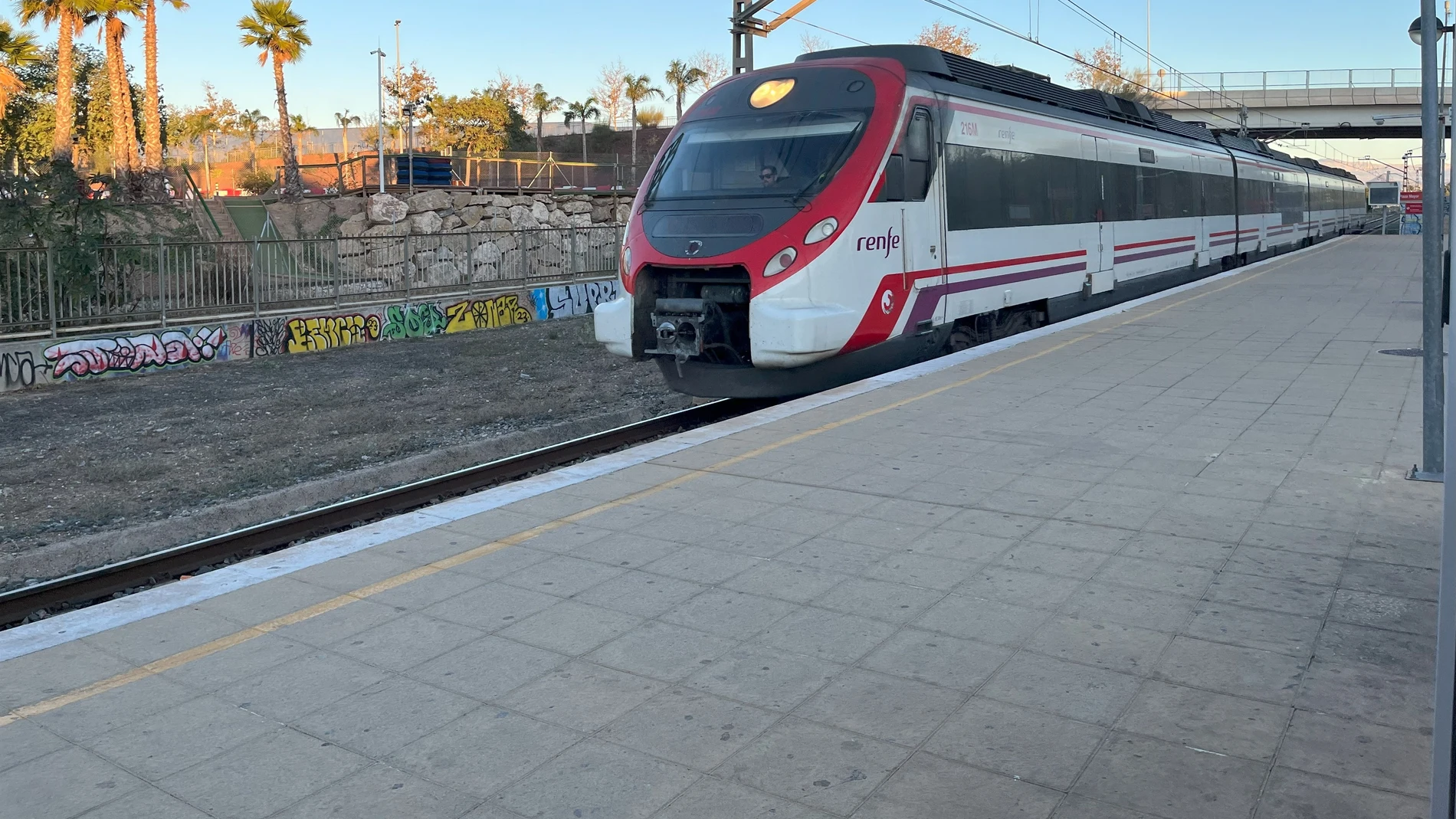 Imagen de archivo de un tren de Cercanías de Renfe de la línea C-1 Málaga-Fuengirola llega a la parada apeadero de Plaza Mayor.