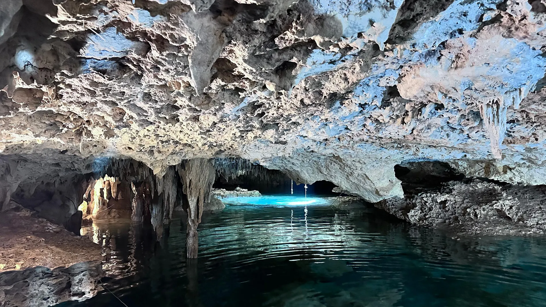 El impresionante cenote Yaaxmul, que data de hace siete millones de años