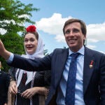 Almeida asiste a las fiestas en la Pradera de San Isidro de Madrid