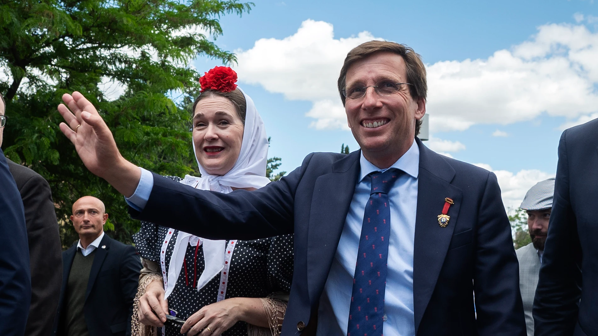 El alcalde de Madrid, José Luis Martínez-Almeida, visita la Pradera de San Isidro, a 15 de mayo de 2024, en Madrid (España). Almeida ha visitado la Ermita de San Isidro para cumplir con la tradicional bendición del agua del santo y, a continuación, ha dado un paseo por la Pradera de San Isidro. 15 MAYO 2024;ALMEIDA;ALCALDE;SAN ISIDRO;PRADERA;15 DE MAYO;MADRID;CIUDAD DE MADRID;AYUNTAMIENTO; Alberto Ortega / Europa Press 15/05/2024