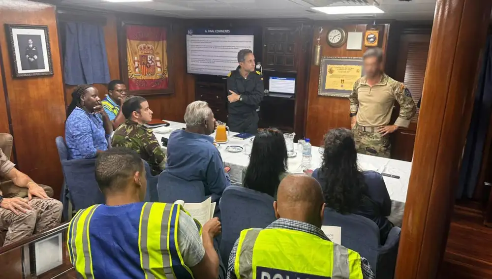 Reunión con las autoridades de Seychelles a bordo de la "Canarias"