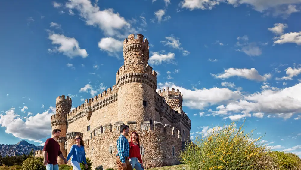 Turismo activo en la Sierra de Guadarrama, en los alrededores del Castillo de Manzanares El Real