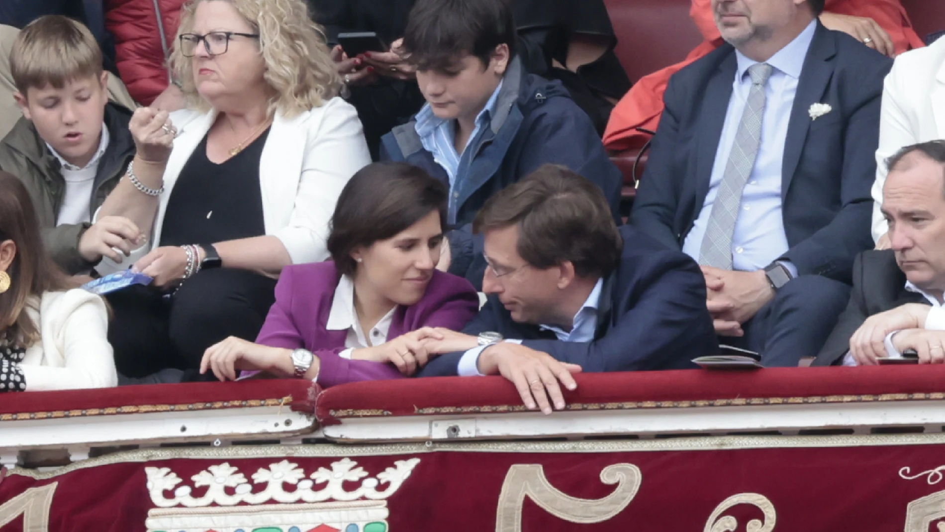 Almeida y Teresa Urquijo, muy acaramelados en Las Ventas