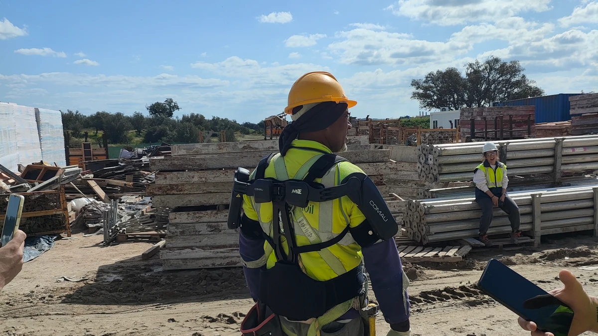 Exoesqueleto que ayuda a un trabajador