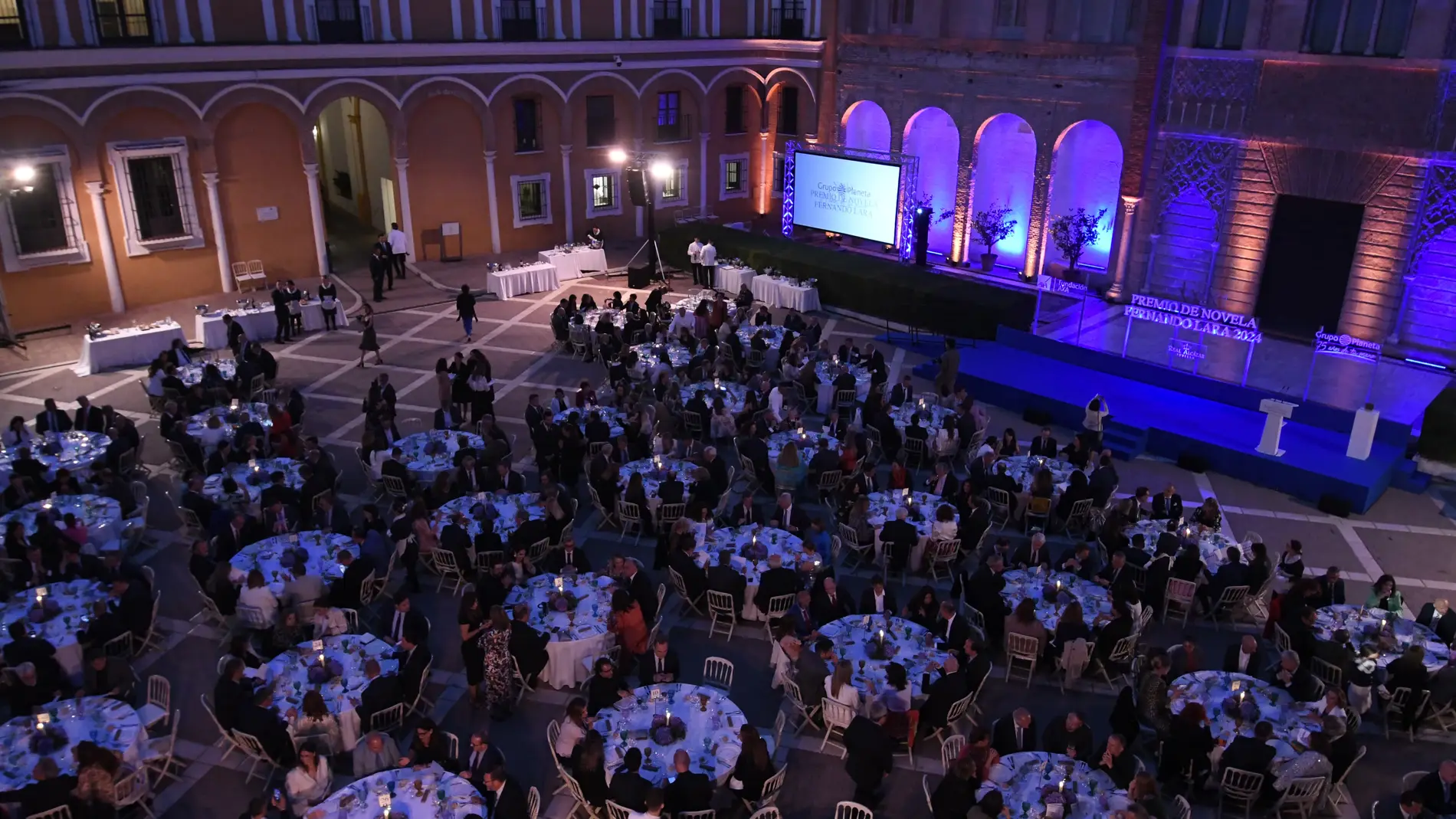 Patio de la Montería del Real Alcázar durante la cena de entrega del Premio Fernando Lara de Novela