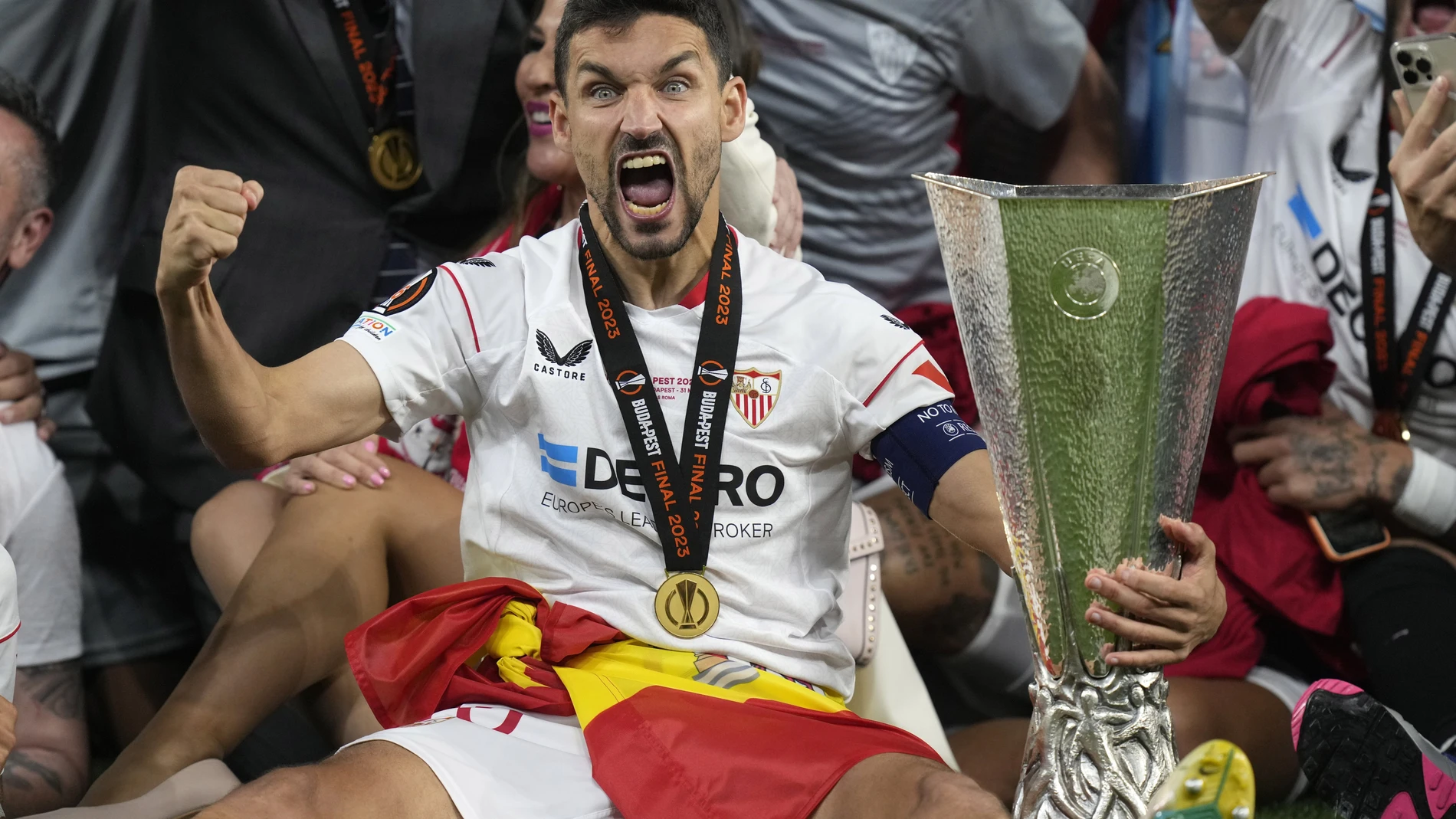 Jesús Navas, con el trofeo de la Liga Europa 2023, su último título con el Sevilla