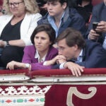 Almeida besa la mano de Teresa Urquijo en Las Ventas