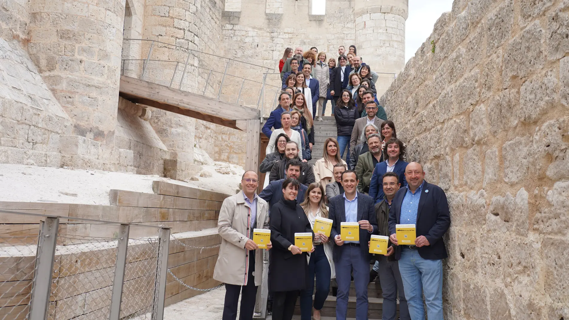 Foto de familia de Conrado Íscar en el castillo de Peñafiel con los representantes de las empresas e instituciones adheridas al proyecto Milla de Oro del Vino