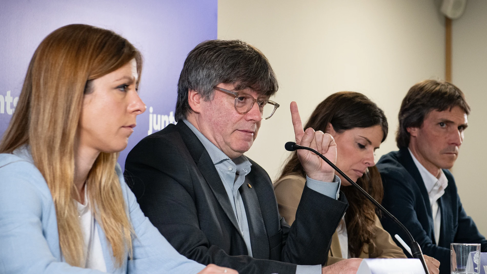 (I-D) La candidata de Junts por Lleida, Jeannine Abella, el expresidente de la Generalitat y candidato de Junts a las elecciones catalanas, Carles Puigdemont, la candidata de Junts por Tarragona, Mònica Sales, y el candidato de Junts por Girona, Salvador Vergés, de una reunión con diputados de Junts, en Les 5 Éléments, a 16 de mayo de 2024, en Perpignan (Francia). Carles Puigdemont se ha reunido con los diputados electos de Junts para tejer la estrategia a seguir del partido a partir de las e...