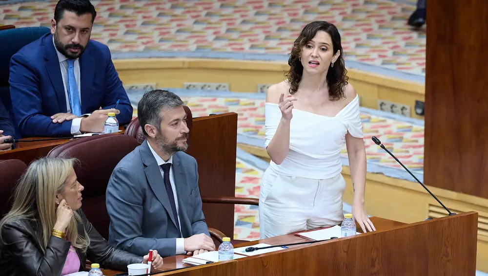 Ayuso responde a la oposición en un Pleno donde se debate sobre deuda, publicidad y sedes judiciales