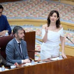 Ayuso responde a la oposición en un Pleno donde se debate sobre deuda, publicidad y sedes judiciales