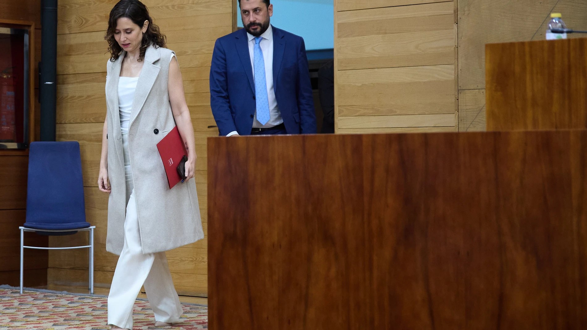 La presidenta de la Comunidad de Madrid, Isabel Díaz Ayuso, y el portavoz del Partido Popular en la Asamblea de Madrid, Carlos Díaz-Pache, a su llegada a un pleno en la Asamblea de Madrid, a 16 de mayo de 2024, en Madrid (España). La presidenta de la Comunidad de Madrid responde a las preguntas de los portavoces de los partidos de la oposición en un Pleno de la Asamblea de Madrid donde, además, se debate sobre deuda pública, publicidad institucional y el futuro de las actuales sedes judiciale...