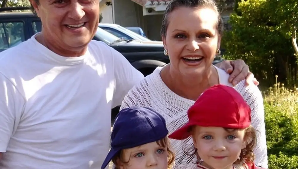 Antonio Morales con sus hijos y su madre, Rocío Dúrcal