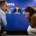 El secretario general de Junts per Catalunya, Jordi Turull (i), el expresidente de la Generalitat y candidato de Junts a las elecciones catalanas, Carles Puigdemont (c), durante una reunión con diputados de Junts, en Les 5 Éléments, a 16 de mayo de 2024, en Perpignan (Francia).