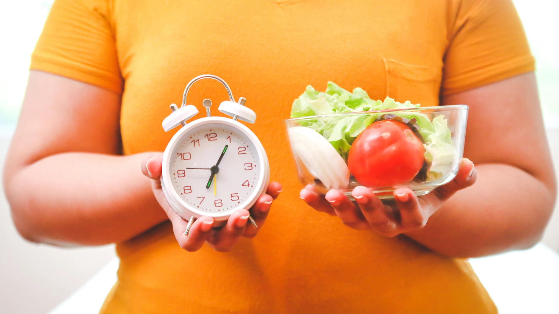 Ajustar el horario de las comidas en vez de centrarse solo en el contenido calórico es un método eficaz y accesible