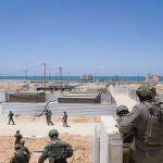 El muelle flotante que permite llevar ayuda a Gaza ha sido anclado en una de sus playas